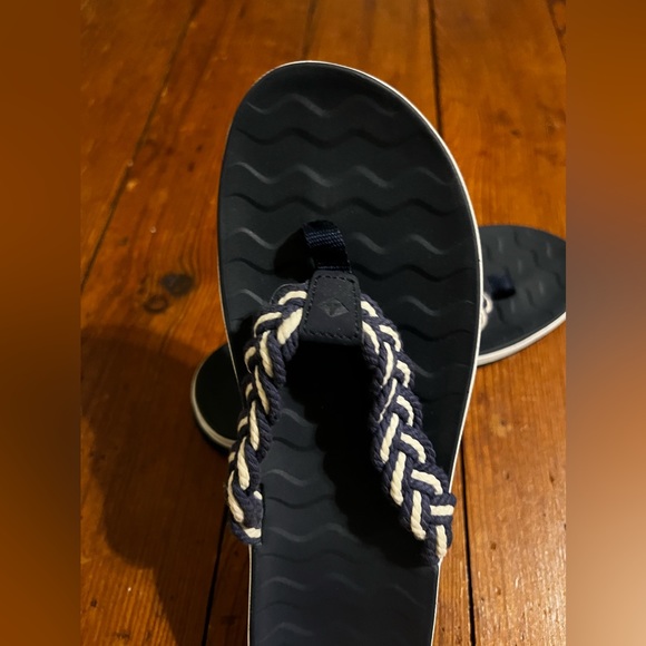 sperry black flip flops